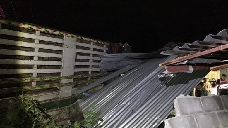 บรรทุกพ่วงเสียหลักชนบ้านพังเสียหาย