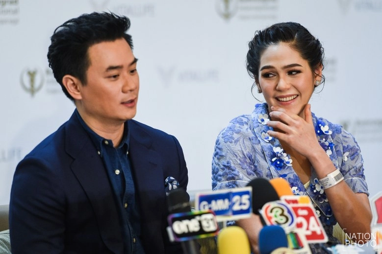 "ชมพู่-น็อต"แถลงเปิดใจ
หลังคลอดลูกแฝด