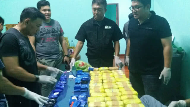บุกค้นแหล่งพักยา-ยึดยาบ้า242,600 เม็ด