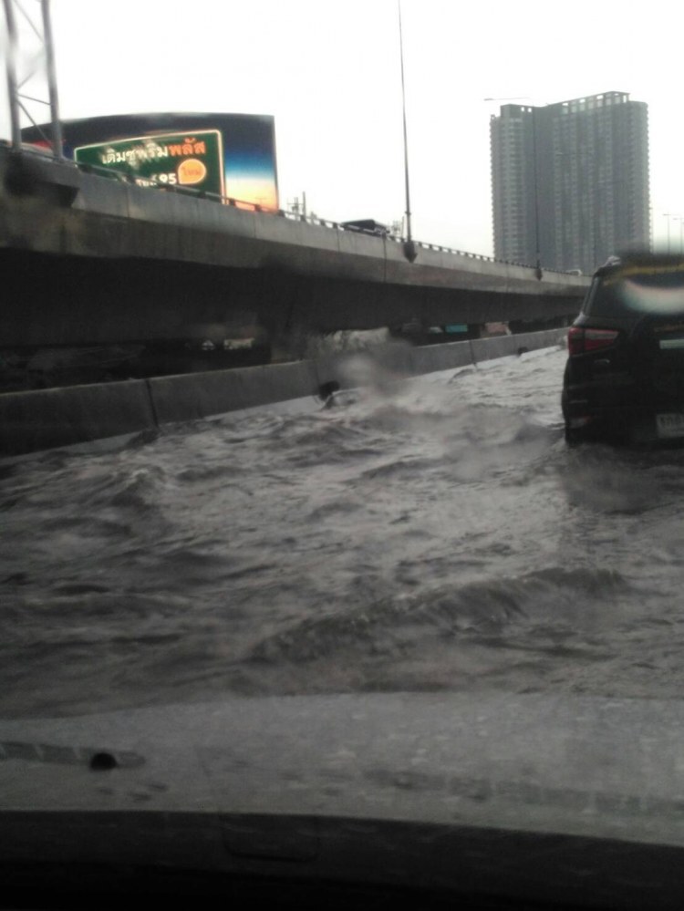 ฝนกระหน่ำกรุงท่วมขังรอระบายหลายพื้นที่