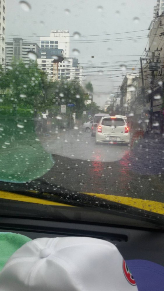 ฝนกระหน่ำกรุงท่วมขังรอระบายหลายพื้นที่