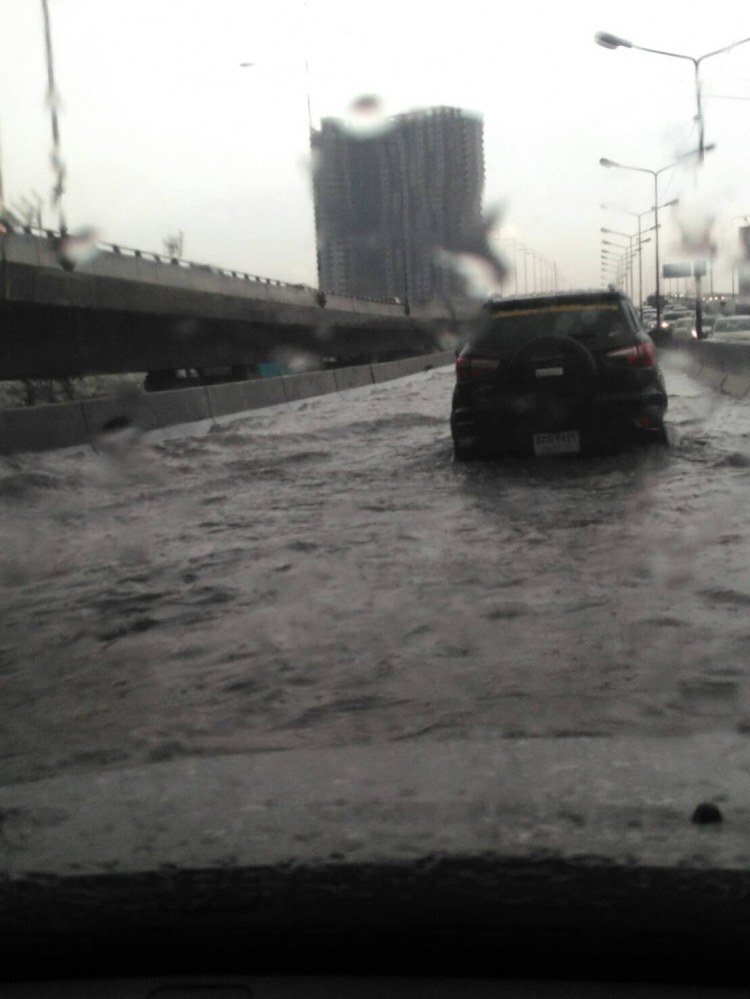ฝนกระหน่ำกรุงท่วมขังรอระบายหลายพื้นที่