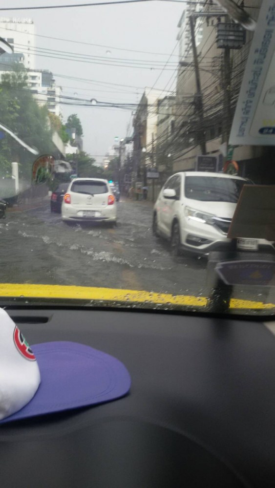 ฝนกระหน่ำกรุงท่วมขังรอระบายหลายพื้นที่