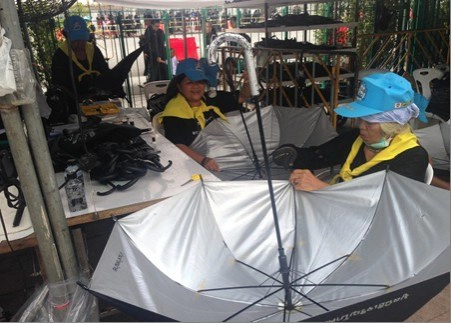 จิตอาสา "เราทำความดีด้วยหัวใจ" ช่วยบริการประชาชนกราบพระบรมศพ