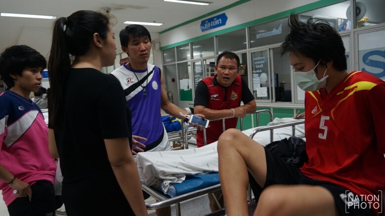 วุ่น! หามนักเรียนหญิงส่งรพ.กลางดึก