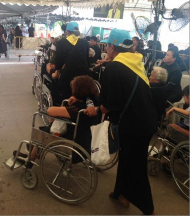 จิตอาสา "เราทำความดีด้วยหัวใจ" ช่วยบริการประชาชนกราบพระบรมศพ