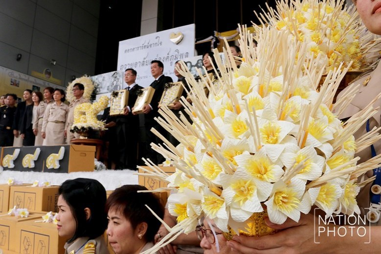 (ภาพชุด) ศาลอาญามอบดอกดารารัตน์ร่วมพิธีน้อมถวายสู่สวรรคาลัย