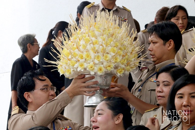 (ภาพชุด) ศาลอาญามอบดอกดารารัตน์ร่วมพิธีน้อมถวายสู่สวรรคาลัย