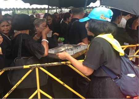 จิตอาสา "เราทำความดีด้วยหัวใจ" ช่วยบริการประชาชนกราบพระบรมศพ