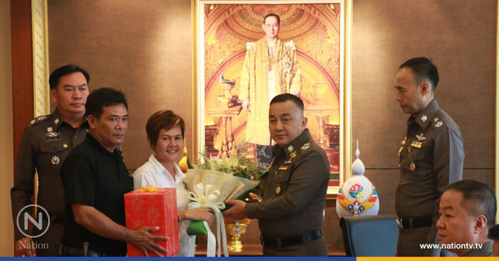 แม่น้องพลอย
ขอบคุณ"ศรีวราห์"
ตามจับสิบเอกฆ่าลูกสาว แม่น้องพลอย
ขอบคุณ"ศรีวราห์"
ตามจับสิบเอกฆ่าลูกสาว