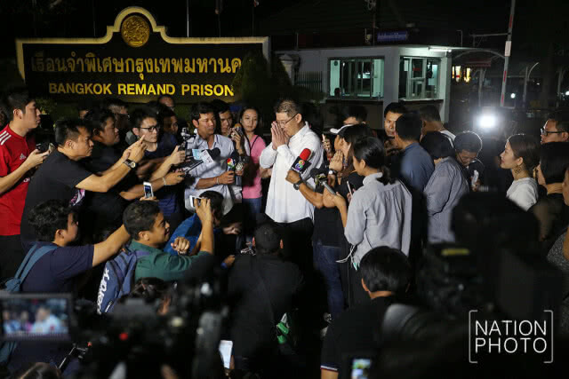 (ภาพชุด) "สรยุทธ" ออกจากเรือนจำ