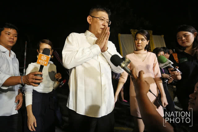 (ภาพชุด) "สรยุทธ" ออกจากเรือนจำ
