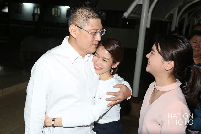 (ภาพชุด) "สรยุทธ" ออกจากเรือนจำ