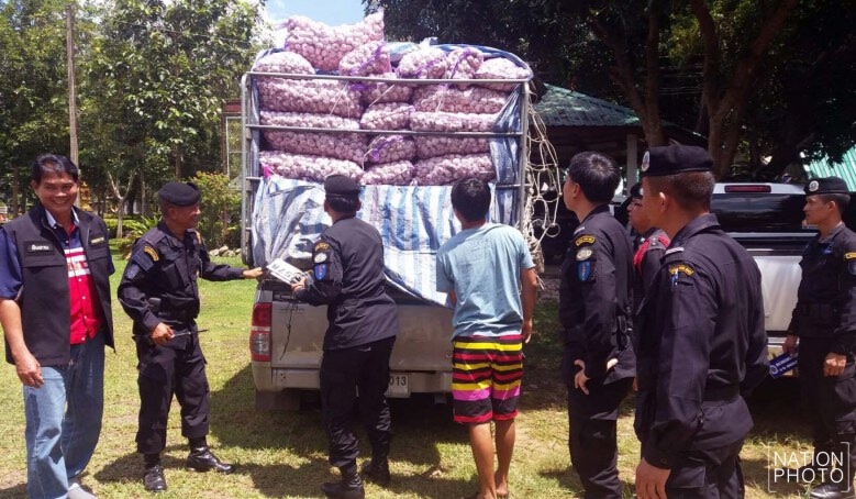 จับ 2 ตำรวจแก๊งตบทรัพย์รถขนกระเทียม