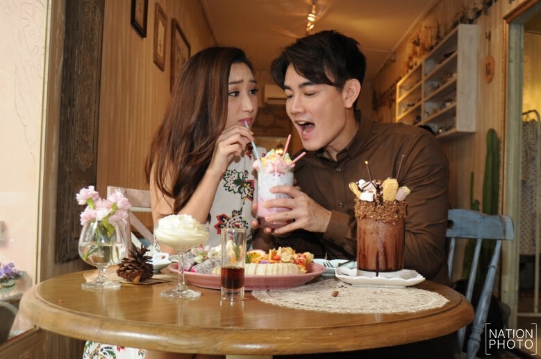 ‘ฟลุค – ยีน’ เข้าโหมดหวาน-วินเทจ  ‘ชวนพิสมัยคาเฟ่’