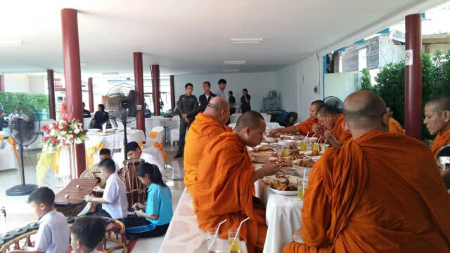 ทำบุญโรงพัก  บูรณะอาคารโครงการอาหารกลางวัน
บำรุงขวัญเจ้าหน้าที่ตำรวจ   เติมสุขให้ชาวบ้าน