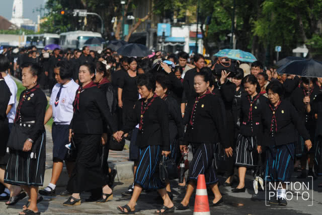 (ภาพชุด)ประชาชนเข้ากราบสักการะพระบรมศพ รัชกาลที่ 9