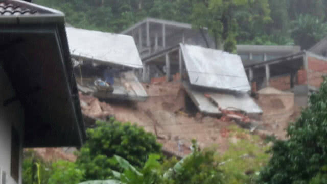 ภูเก็ตฝนตกหนักหลายพื้นที่ มีน้ำท่วมขัง-ดินสไลด์ต่อเนื่อง