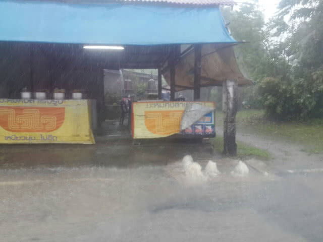 ภูเก็ตฝนตกหนักหลายพื้นที่ มีน้ำท่วมขัง-ดินสไลด์ต่อเนื่อง