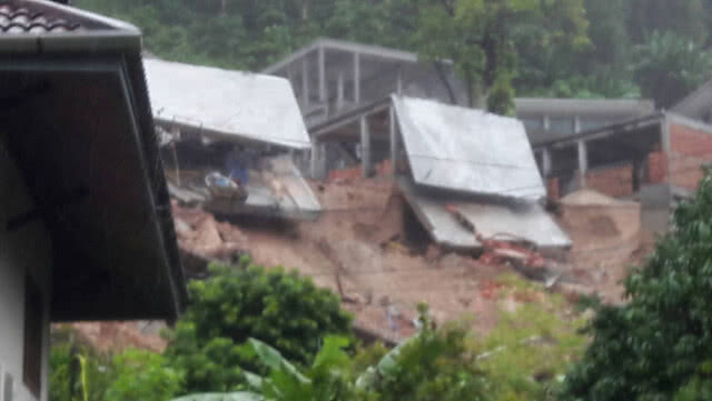 ภูเก็ตฝนตกหนักหลายพื้นที่ มีน้ำท่วมขัง-ดินสไลด์ต่อเนื่อง