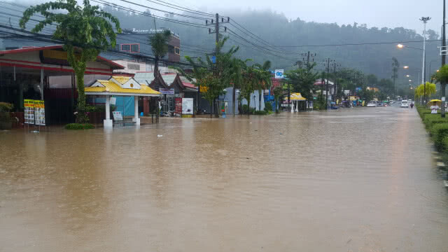 น้ำป่าจากเขาหลัก ท่วมถนนเพชรเกษม ช่วงเขาหลักเซ็นเตอร์