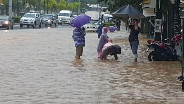 น้ำป่าจากเขาหลัก ท่วมถนนเพชรเกษม ช่วงเขาหลักเซ็นเตอร์