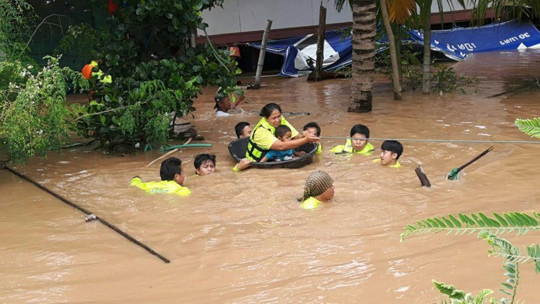 กู้ภัยหัวใส ใช้กาละมังใหญ่ ช่วยยาย-หลานติดน้ำท่วมพิษณุโลก