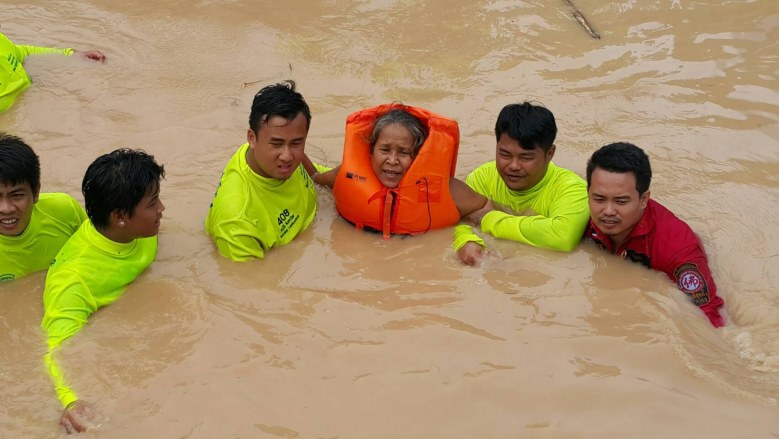 กู้ภัยหัวใส ใช้กาละมังใหญ่ ช่วยยาย-หลานติดน้ำท่วมพิษณุโลก