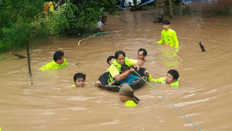 กู้ภัยหัวใส ใช้กาละมังใหญ่ ช่วยยาย-หลานติดน้ำท่วมพิษณุโลก