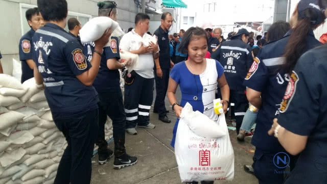 งานบุญยิ่งใหญ่ ช่วยผู้ยากไร้
ประเพณีทิ้งกระจาด ปี 2560
 มูลนิธิป่อเต็กตึ๊ง