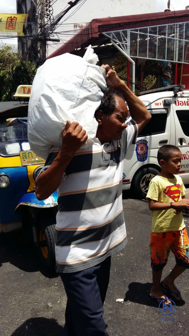 งานบุญยิ่งใหญ่ ช่วยผู้ยากไร้
ประเพณีทิ้งกระจาด ปี 2560
 มูลนิธิป่อเต็กตึ๊ง