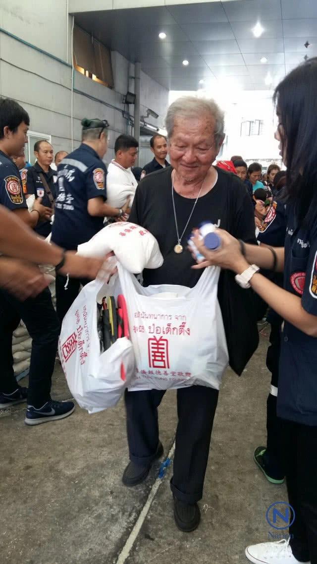 งานบุญยิ่งใหญ่ ช่วยผู้ยากไร้
ประเพณีทิ้งกระจาด ปี 2560
 มูลนิธิป่อเต็กตึ๊ง