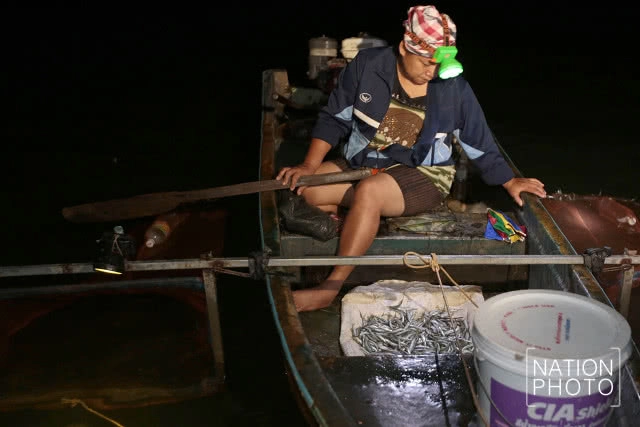 จับปลากระโดด 
เล่นไฟคืนเดือนมืด
เหนือคุ้งน้ำมีชีวิต ฮาลาบาลา