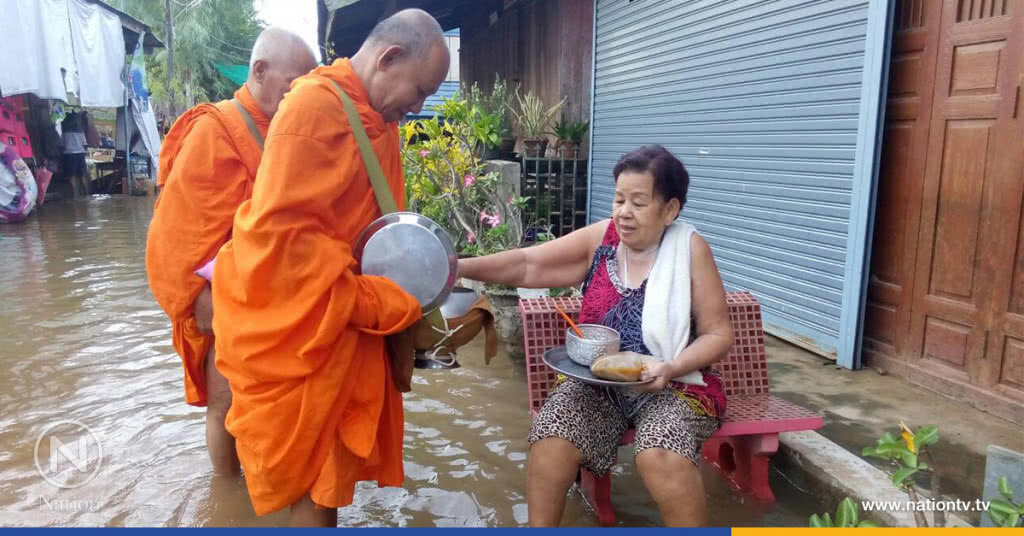 พิจิตร-แม่น้ำยมล้นตลิ่ง พระสงฆ์ลุยน้ำบิณฑบาต พิจิตร-แม่น้ำยมล้นตลิ่ง พระสงฆ์ลุยน้ำบิณฑบาต