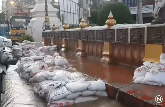 ผู้ว่าฯ สุโขทัย สั่งเฝ้าระวังพนังกั้นน้ำ 2 ฝั่งแม่น้ำยม