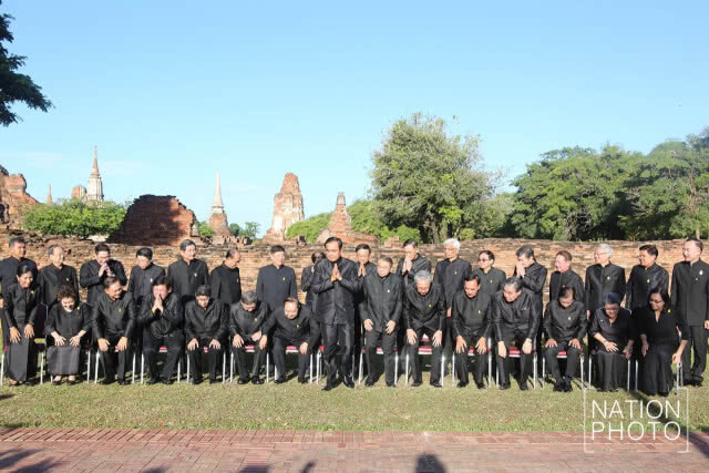 "ประยุทธ์" ทำบุญตักบาตรก่อนประชุม ครม.สัญจรพระนครศรีอยุธยา