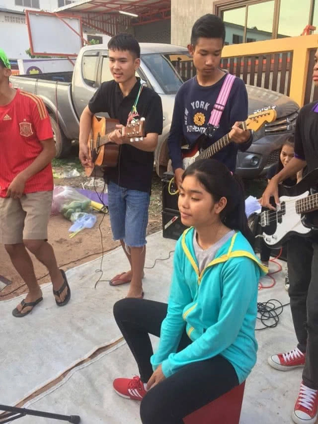 เพลงจากวงอินดี้ ม.ปลาย "ฮักเขาสาอ้าย" โดนใจคนอกหัก ทะลุ 16 ล้านวิว!