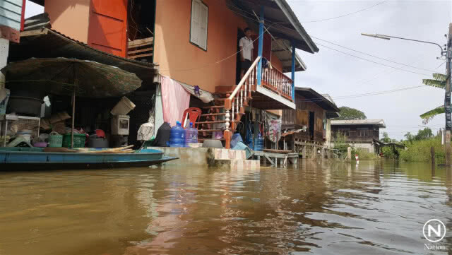 แม่น้ำยมล้นท่วม ชาวบ้านพิจิตรอาศัยถนนประกอบอาชีพขายของ