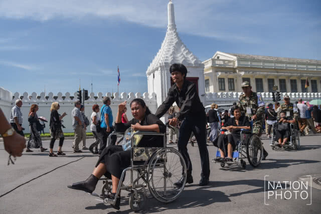 10 วันสุดท้าย "พสกนิกร" กราบพระบรมศพ ร.๙
