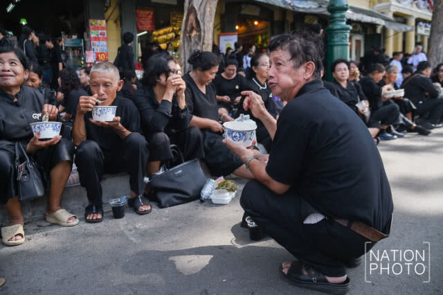 10 วันสุดท้าย "พสกนิกร" กราบพระบรมศพ ร.๙