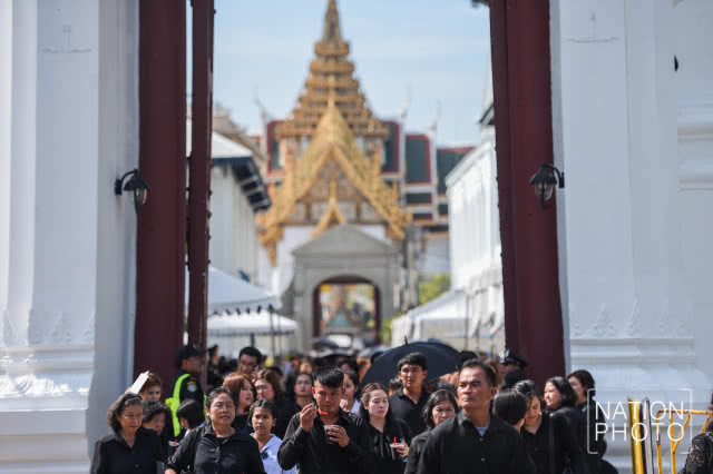 10 วันสุดท้าย "พสกนิกร" กราบพระบรมศพ ร.๙