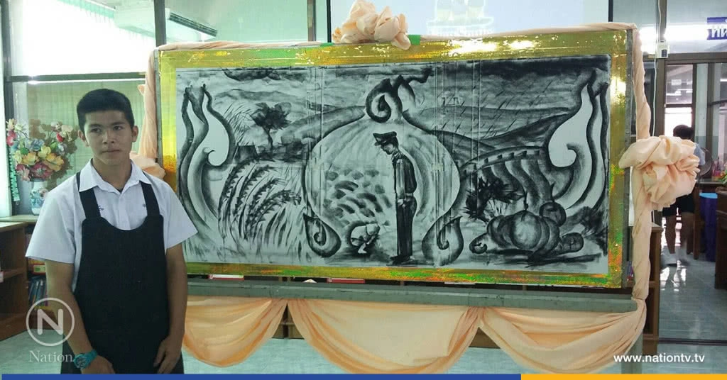 นักเรียน ม.6 วาดภาพฉับพลันประกอบเพลงใต้ร่มพระบารมีในหลวง ร.9