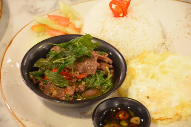 อร่อยปักหมุด : บรีซ คาเฟ่ แอนด์ บาร์ ร้านริมทะเลสาบ อาหารอร่อยหลากหลายสไตล์ กับบรรยากาศสบาย
