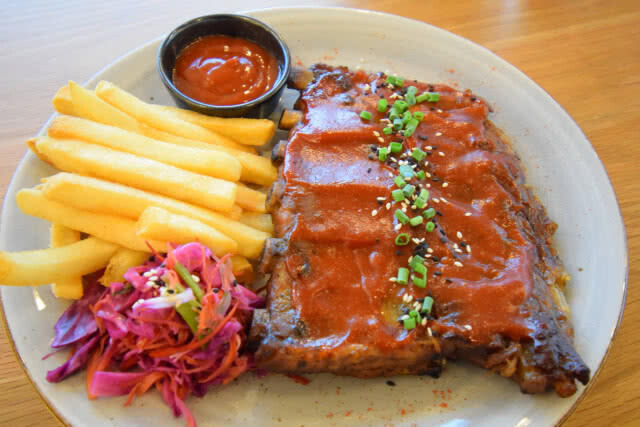 อร่อยปักหมุด : บรีซ คาเฟ่ แอนด์ บาร์ ร้านริมทะเลสาบ อาหารอร่อยหลากหลายสไตล์ กับบรรยากาศสบาย