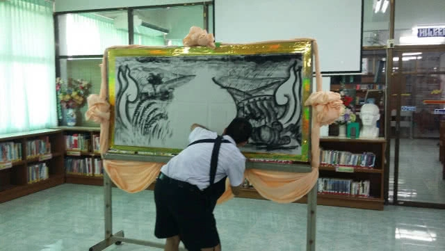 นักเรียน ม.6 วาดภาพฉับพลันประกอบเพลงใต้ร่มพระบารมีในหลวง ร.9