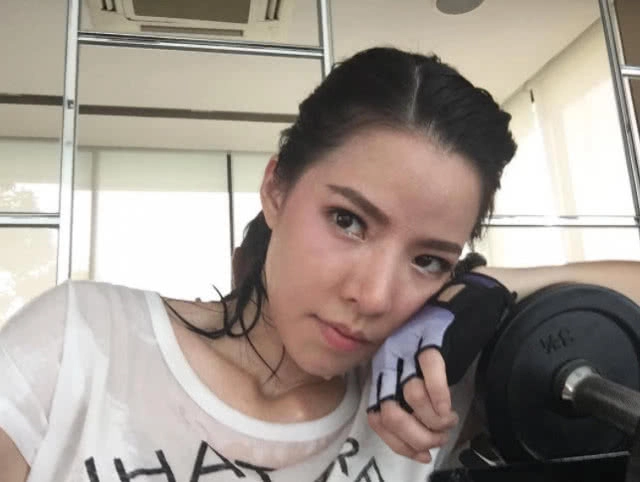 กวาง อรการ จิวะเกียรติ 
แกร่งเกินพิกัด
จากวงการบันเทิง
สู่ผู้ประกาศข่าว