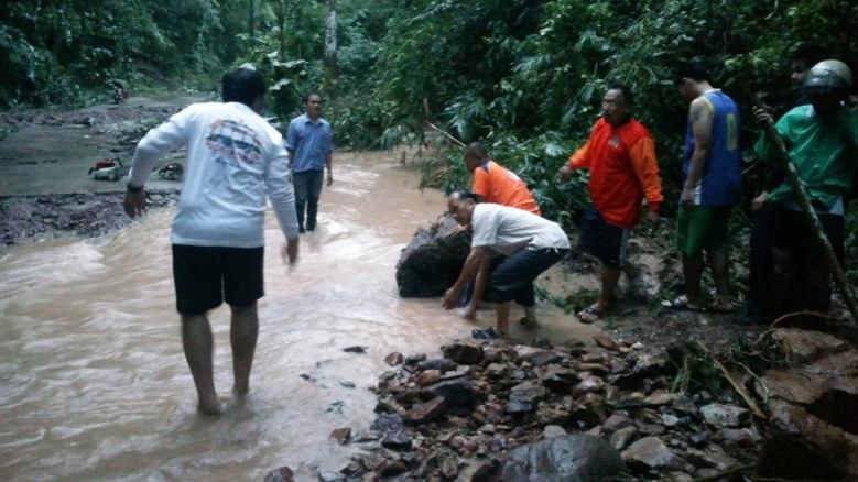 ฝนตกต้นไม้ล้ม-ดินสไลด์ทหารเร่งเปิดเส้นทางทั้งคืน