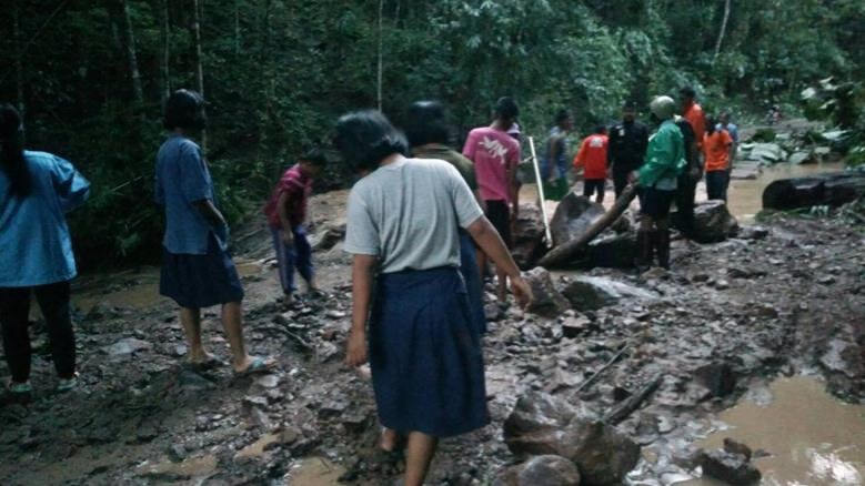 ฝนตกต้นไม้ล้ม-ดินสไลด์ทหารเร่งเปิดเส้นทางทั้งคืน