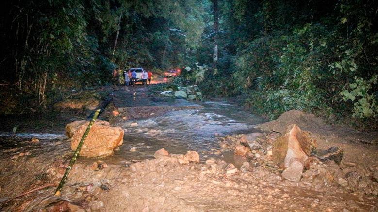 ฝนตกต้นไม้ล้ม-ดินสไลด์ทหารเร่งเปิดเส้นทางทั้งคืน