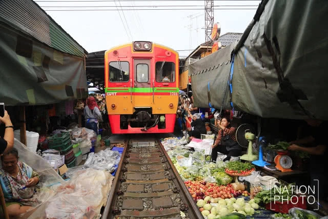 "ตลาดร่มหุบ" แหล่งท่องเที่ยวอันซีนสมุทรสงคราม